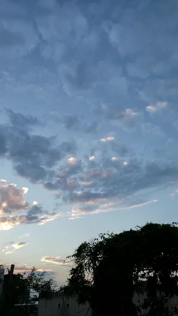今天傍晚成都的天空一股抖音风啊