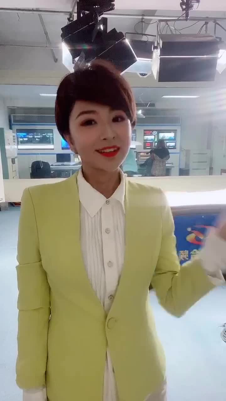 现在告诉你 主持人有几套衣服#吃鸡手势舞