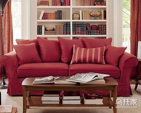 暗红色家具配白色床