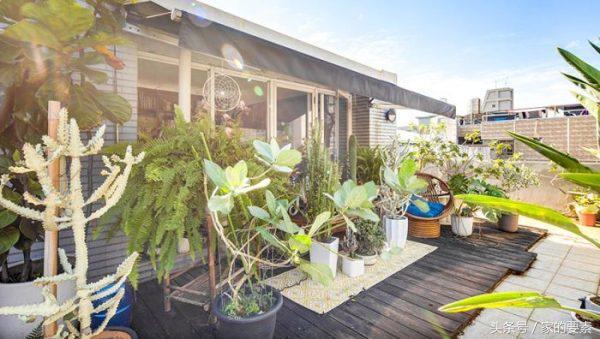 他把家具搬进了另一个房间