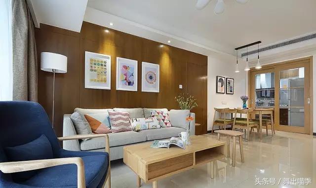 红色门 原木色家具