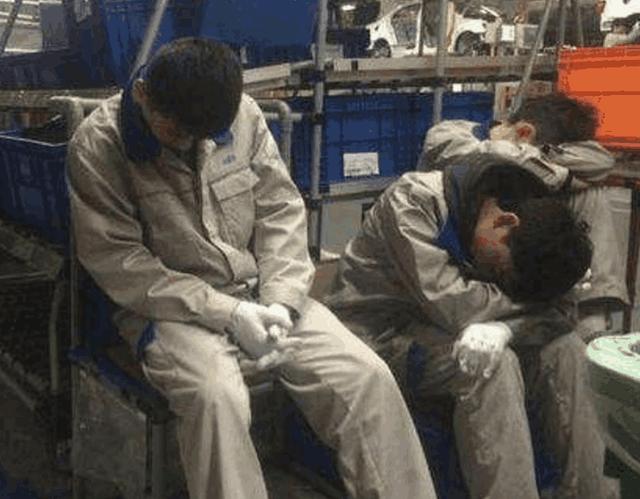劳动者在夜班的工作操作休息间隙坐在门边打瞌睡,因同事操作行为