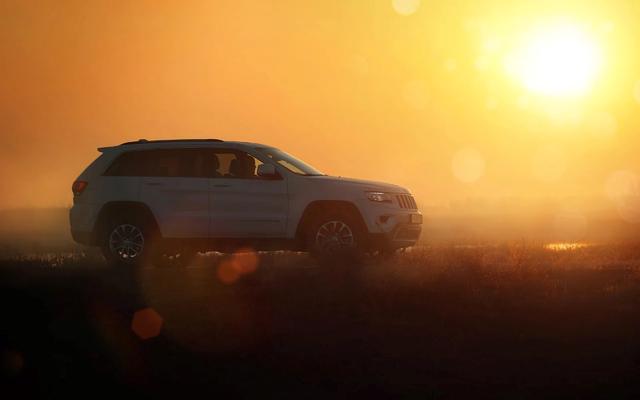 车后备箱可以放32寸婚纱照吗