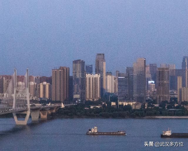 位于长江二桥武昌桥头，一个高品质楼盘