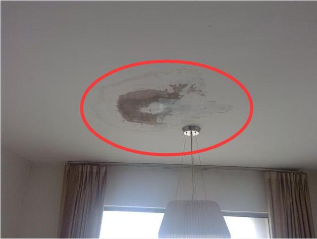 卫生间墙顶漏水严重,胶行老板"胶"你一招,百年不漏一滴水