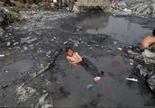 Camera lens records Iraqi civilian the current situation: Child child people what play in sewage is
