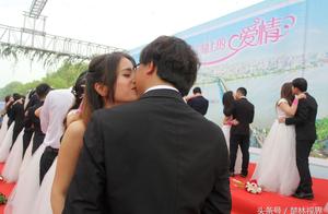 Low carbon wedding blossoms beach of river of Wuhan the Yangtse River neck of spot of 20 pairs of ne