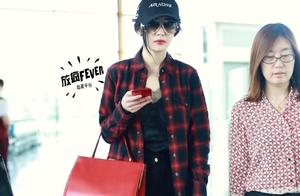 Bully gas shows red lip of blaze of Yang Mi intens