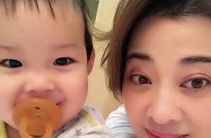 An element colour illuminates 42 years old of Mei 