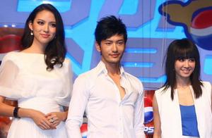 The Zhang Zilin of height 182cm and star group photo, besides Lin Zhiling, someone else feels awkwar