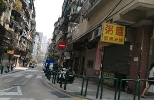 Macao also has a martial museum, common people before dawn was taking bench to queue up to look at 3