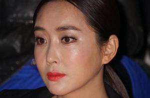 Du Re attends an activity to wear pointed chin of dew of red skirt pectoral is thick makeup old mann