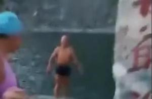 The tourist swims in sea of uncle of too white hil