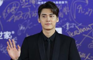 Li Yifeng black business suit appears on red carpe