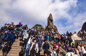 Huang Shan has much beauty, rely on two legs completely, cannot see the sea of clouds sees a huge cr