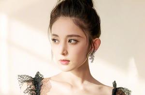 Gu Lina plunges into elegant wallpaper: Attractive clavicle and sweet shoulder skin are like snow in
