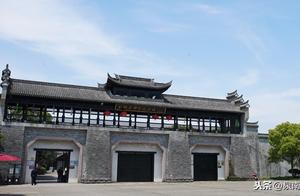 Walk on Chinese the area of a country's territory: Trot along on horseback island of the peach blos