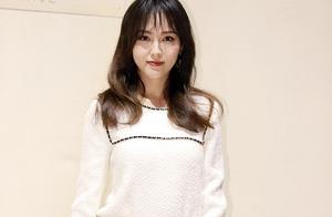 Tang Yan wears white bundle body skirt attends som