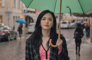 Yao Chen Italy street is patted, powdery skirt green umbrella, inside the Wu Di that gorgeous colloc