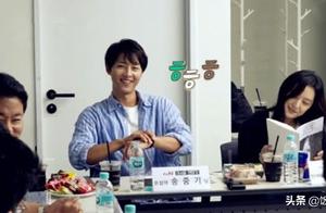 Song Zhong radical shows body play staff and autumn porcelain dazzle to the play, give up of the mar