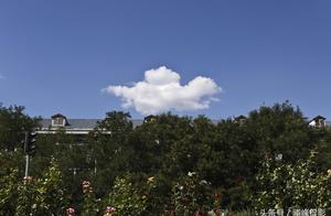 Beijing lasts sky of blue sky white cloud appears 