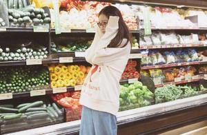 Ni Ni basks in photo beauty to take the looking glass that wear a look literary breath is dye-in-the