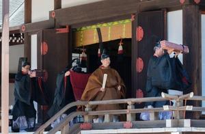 Heart benevolence the emperor of Japan is worn " 