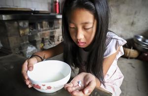 Be mysterious! Beautiful girl must be relied on ev