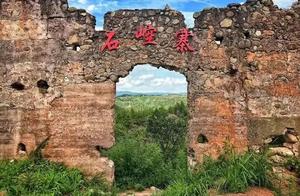 Red finds black, beautiful country | Gully channel