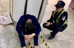 The man is tipsy pour subway station to break down cry greatly, the wife comes to make a person mome