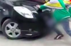 The chauffeuse drives to send a meal to the child,