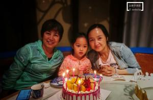 The family eats birthday dinner in all together, i