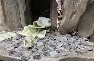 The bricky carve of tall home courtyard is crowded