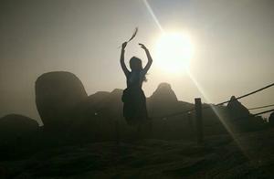 Encounter island of lonely of regard sb as an outsider, encounter your beauty