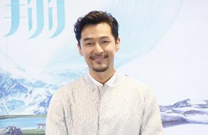 Hu Ge wears modelling of recreational outfit mustache to appear to show mature and sedate temperamen