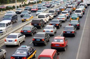 How does the novice handle traffic accident, how t