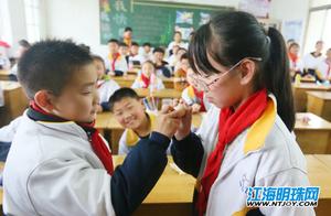 "Eat an egg " , " fight an egg " , " weigh a 