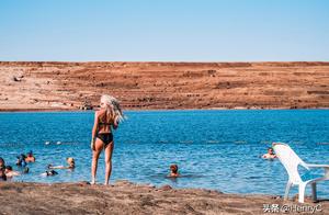 Float in the sea mile of earthly lowest: The Dead Sea floats
