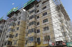 Adjacent street old building undertakes maintainin