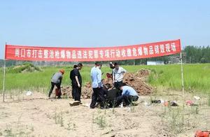 Public security bureau of week mouth city centers destroy by melting or burning in Lu Yi illegal gun
