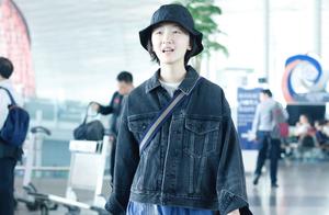 Why is Zhou Dongyu put on very modern her trousers