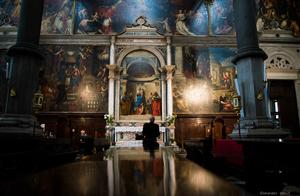 Do a group of real Italian Venice lives look to st