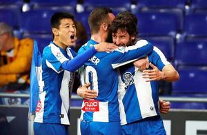 Does the sports season below Wu Lei kick Ou Zhan? 