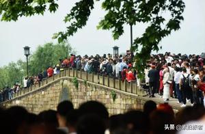 Does 600 thousand person squeeze 51 holiday explod