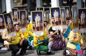 Thailand people holds kingly photograph to parade 