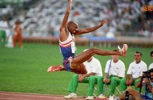 Record holder of world long jump, record 28 years 