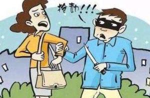 The world has the real situation! The man holds a 