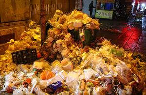 Fastfood street rubbish is too much tired bad cleaner, half small fashionable dress is full one car,