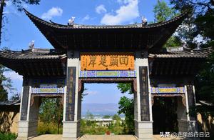 Hill of Yunnan dark green has a cloister, be apart