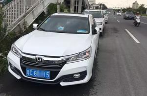 Doumen is violated stop serious, the policeman lea